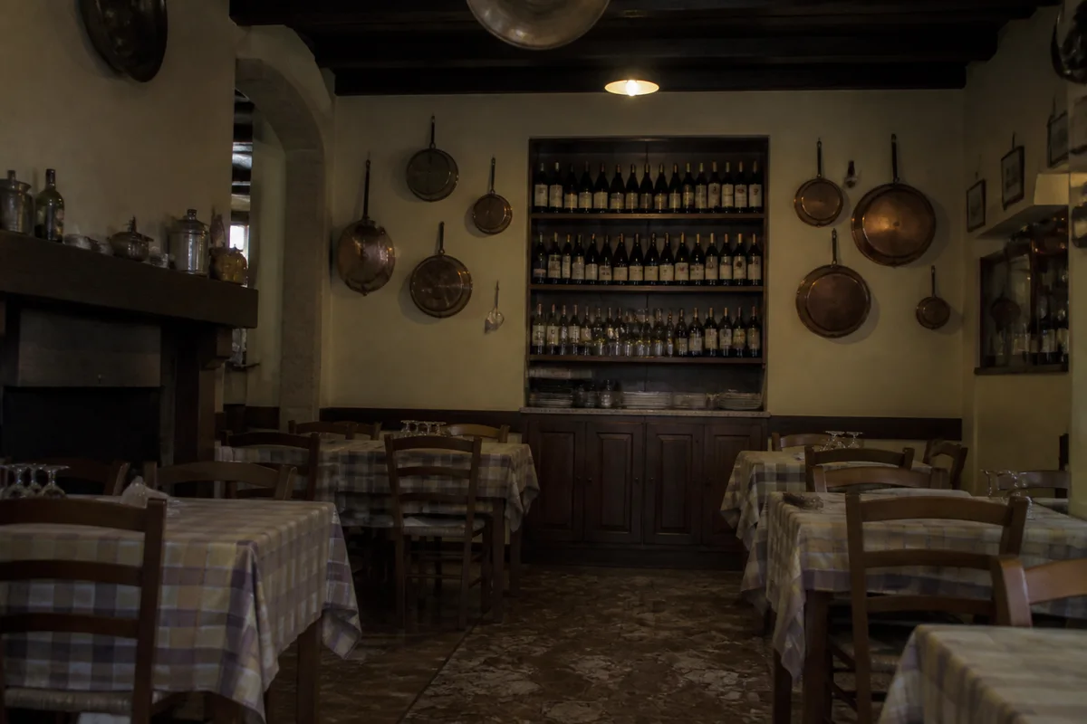Restaurant Photos That Fill Tables — before editing